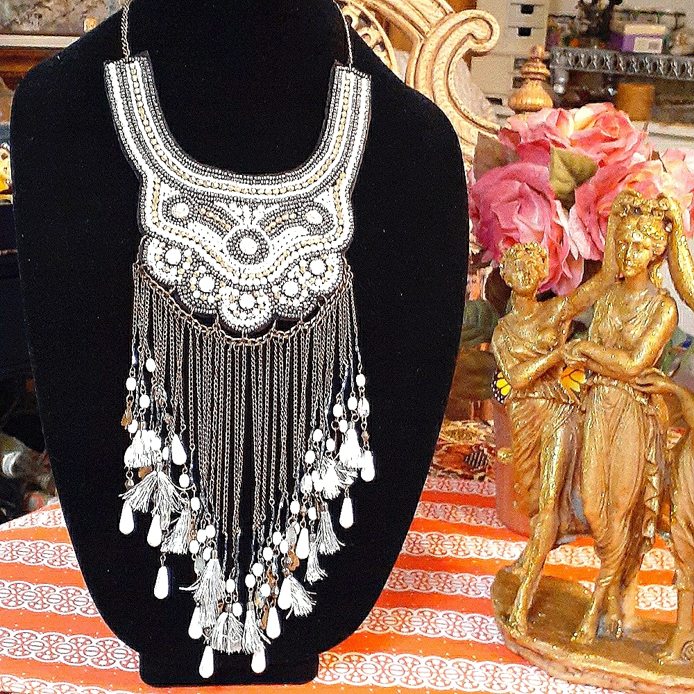 💢SALE 💢Gorgeous bib necklace.🌺